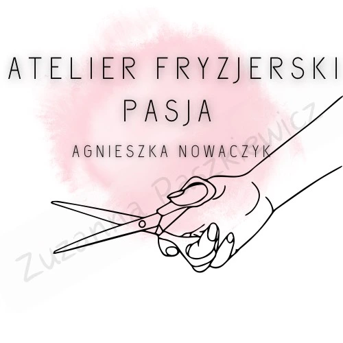 Na górze napis atelier fryzjerski pasja. Poniżej napisu połowa przedramienia ręki wraz z dłonią. W dłoni nożyczki.